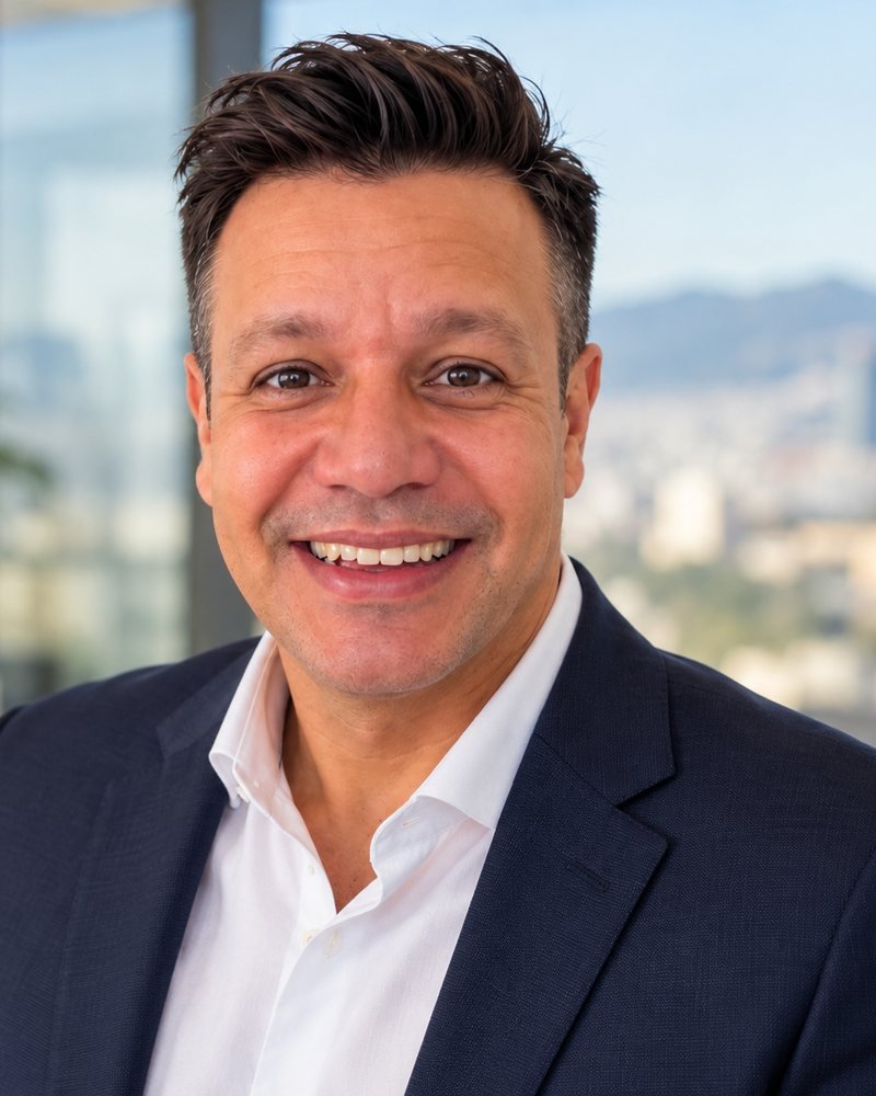 Fabio Fernandes, consultor independente, em escritório com vista para Barcelona